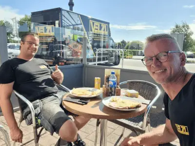 Gasten op het terras bij Routiers Restaurants