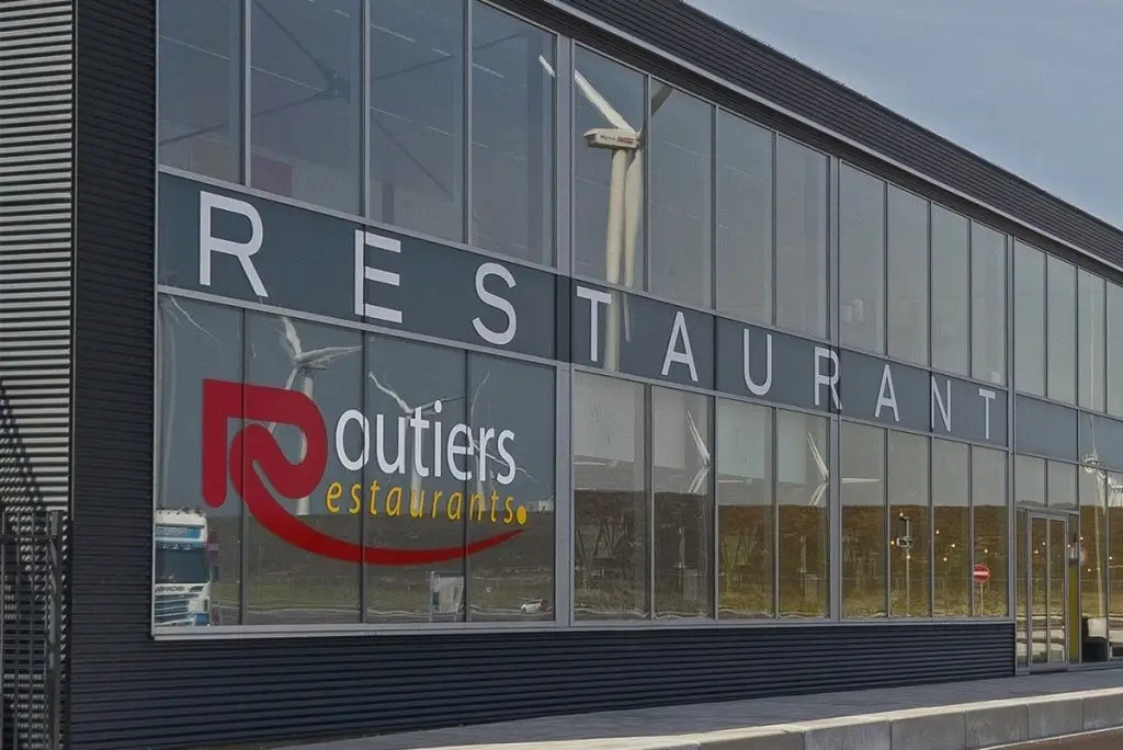 Vooraanzicht van Restaurant Routiers Maasvlakte met parkeerterrein